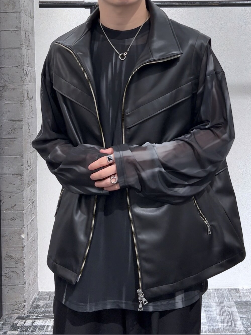 ブラック系のTシャツ/カットソー、ブラック系のベスト、ブラック系のその他パンツを着用したメンズの夏コーディネートの3枚目の写真