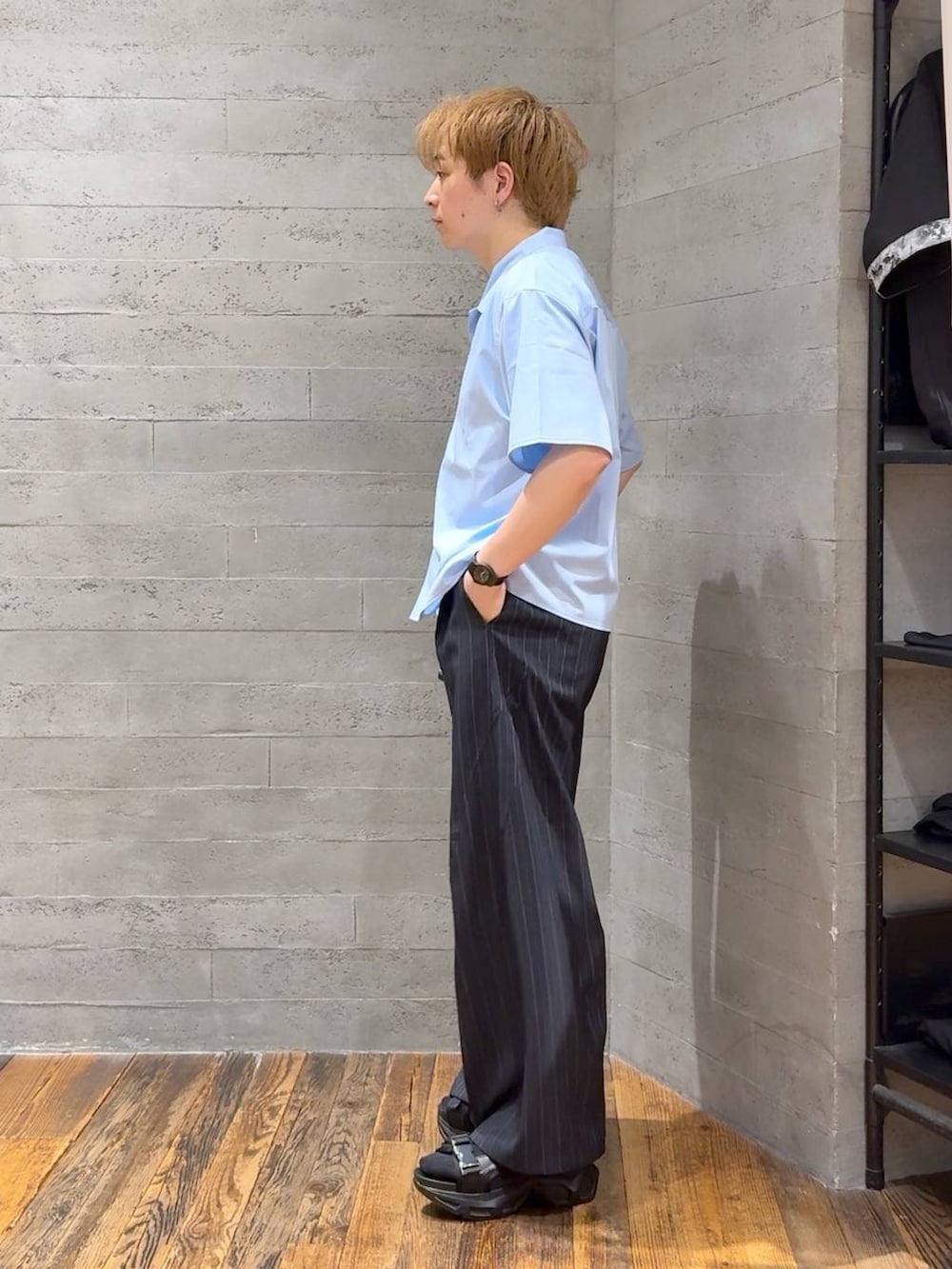 ブラック系のサンダル、ホワイト系のTシャツ/カットソー、ブルー系のスラックスを着用したメンズの夏コーディネートの4枚目の写真