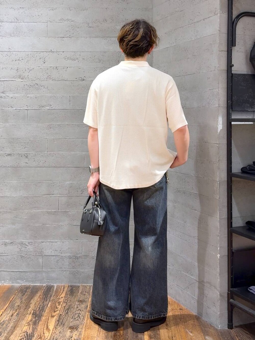 ホワイト系のシャツ/ブラウス、ブラック系のローファー、ブラック系のボストンバッグを着用したメンズの夏コーディネートの3枚目の写真