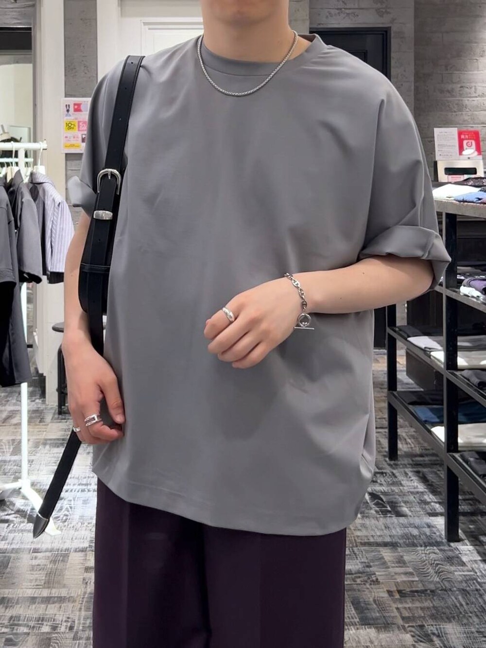 ブラック系のサンダル、グレー系のTシャツ/カットソー、ブラック系のショルダーバッグを着用したメンズの夏コーディネートの5枚目の写真