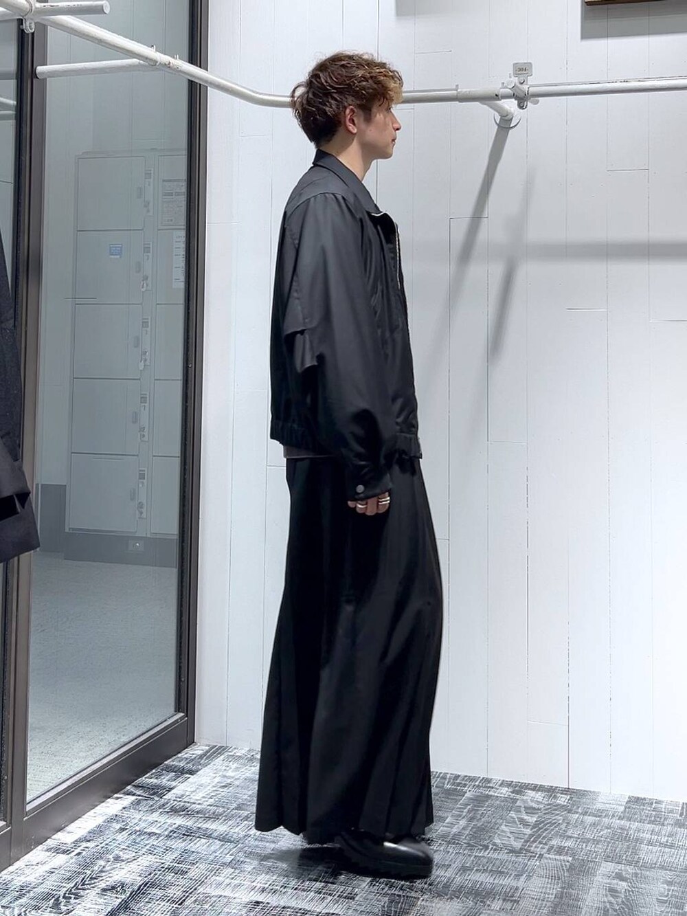 ブラック系のその他パンツ、ブラック系のドレスシューズ、ブラウン系のスウェットを着用したメンズの秋コーディネートの2枚目の写真