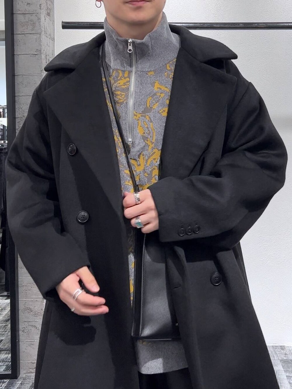 ブラック系のステンカラーコート、ブラック系のその他パンツ、ブラック系のドレスシューズを着用したメンズの秋コーディネートの4枚目の写真