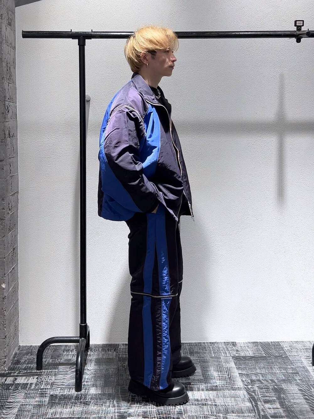 ブラック系のブーツ、ブラック系のスウェット、ブルー系のその他パンツを着用したメンズの冬コーディネートの3枚目の写真