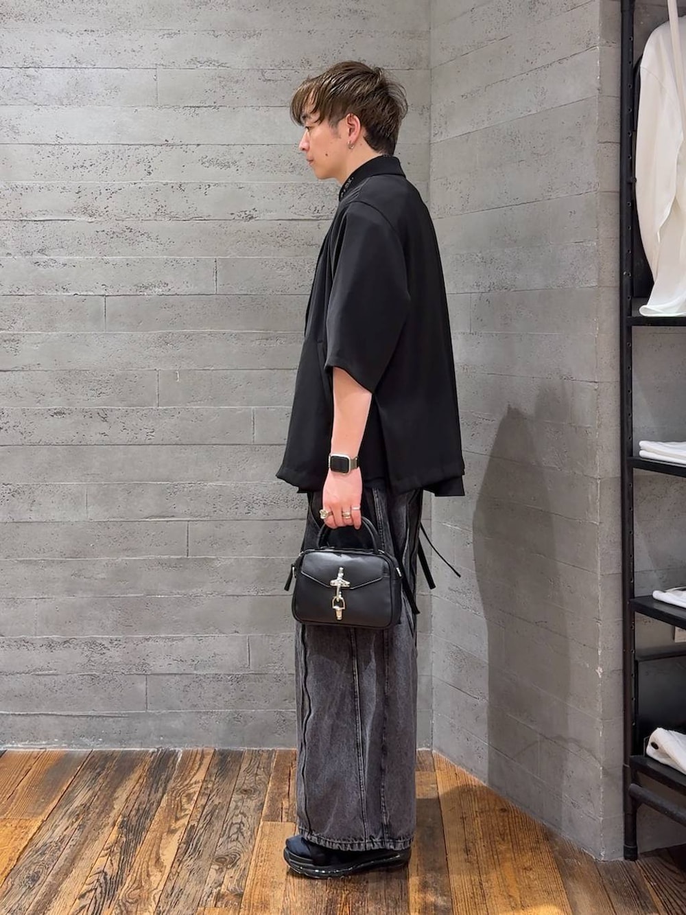 ブラック系のシャツ/ブラウス、ブラック系のサンダル、ブラック系のデニムパンツを着用したメンズの春コーディネートの4枚目の写真