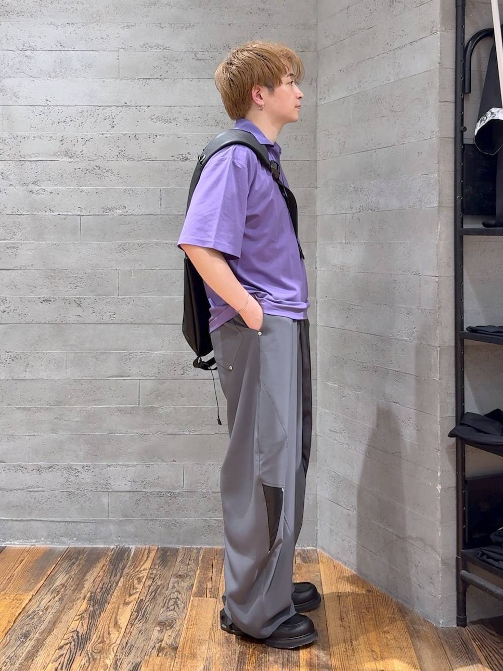 グレー系のスラックス、パープル系のTシャツ/カットソー、ブラック系のローファーを着用したメンズの夏コーディネートの2枚目の写真