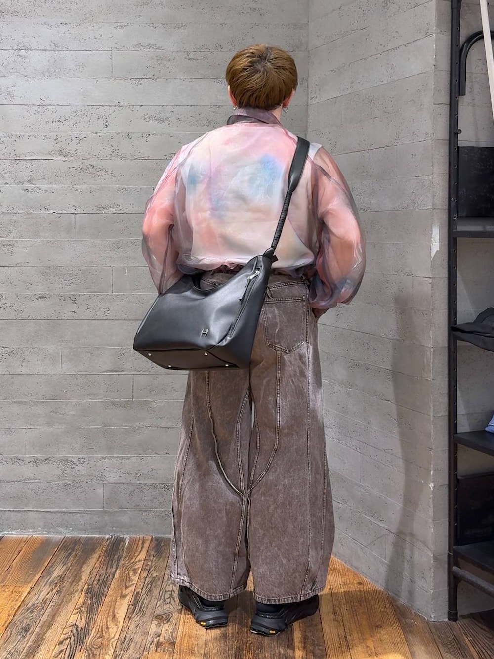 ブラック系のサンダル、ホワイト系のTシャツ/カットソー、パープル系のブルゾンを着用したメンズの春コーディネートの3枚目の写真