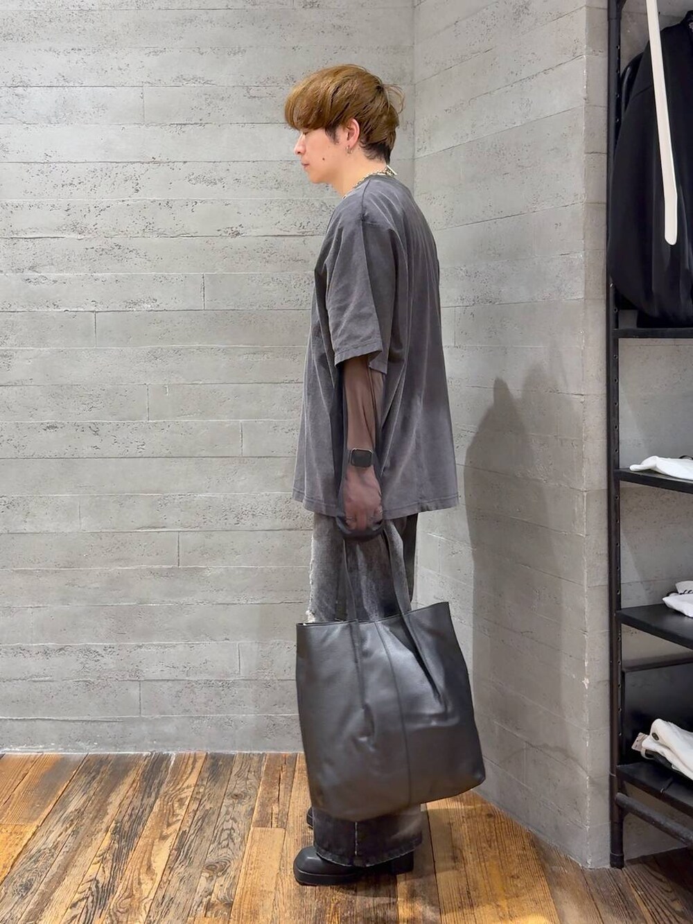 グレー系のTシャツ/カットソー、ブラック系のサンダル、ブラック系のトートバッグを着用したメンズの春コーディネートの4枚目の写真