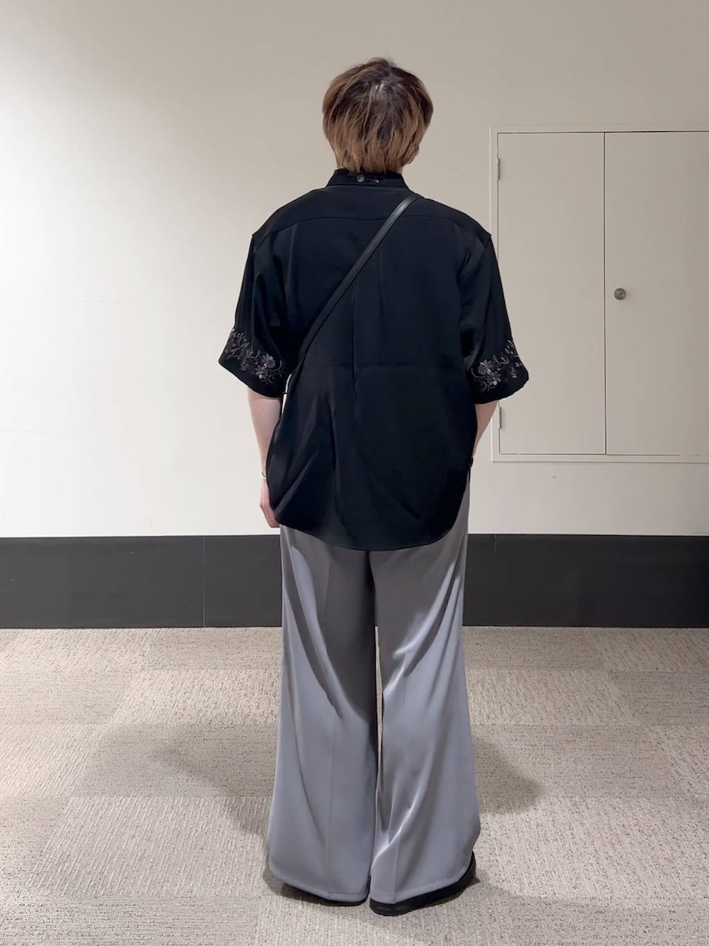 「低身長、きれいめ、オーバーサイズ、HARE、ワイドパンツ、シャツ、ベーシック/シンプル、ショルダーバッグ、夏コーデ」｜「HAREの【SET UP対応】TOROMIワイドパンツ(HARE)（スラックス、グレー系）」を使った、HARE     もりたいさん（メンズ・168cm）の春コーディネートの4枚目の写真