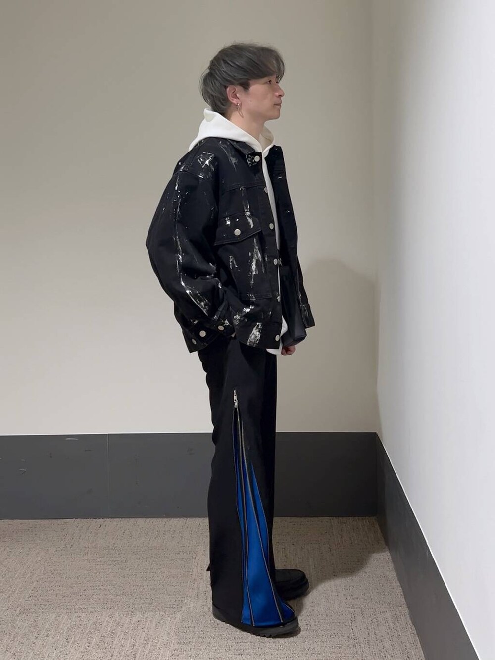 ブラック系のショルダーバッグ、ブラック系のドレスシューズ、ブルー系のスラックスを着用したメンズの冬コーディネートの4枚目の写真