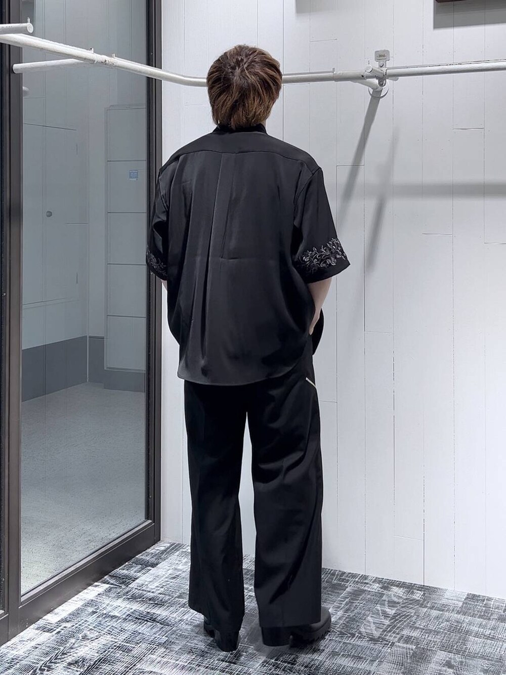 ブラック系のドレスシューズ、ブラック系のシャツ/ブラウス、ホワイト系のTシャツ/カットソーを着用したメンズの春コーディネートの4枚目の写真