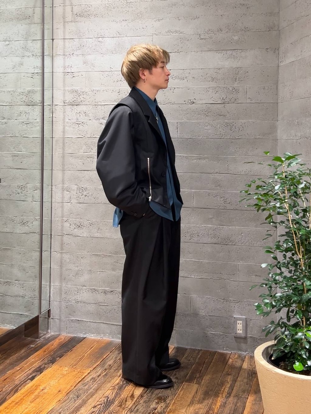 ブルー系のシャツ/ブラウス、ブラック系のドレスシューズ、ブラック系のテーラードジャケットを着用したメンズの春コーディネートの2枚目の写真