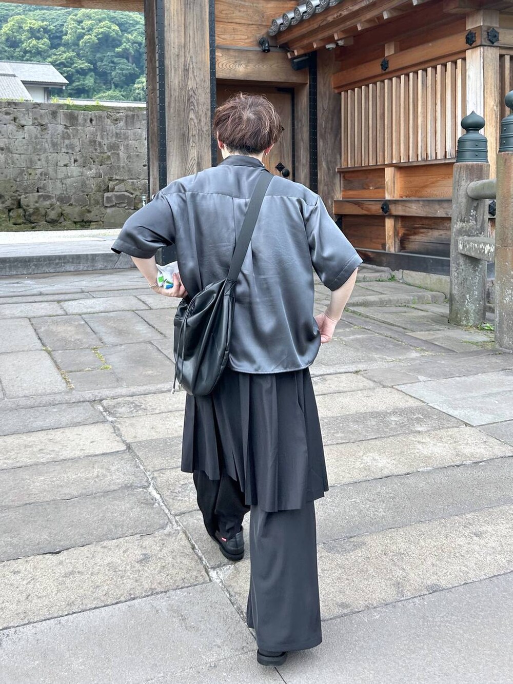 ブラック系のスラックス、グレー系のシャツ/ブラウスを着用したメンズの夏コーディネートの2枚目の写真