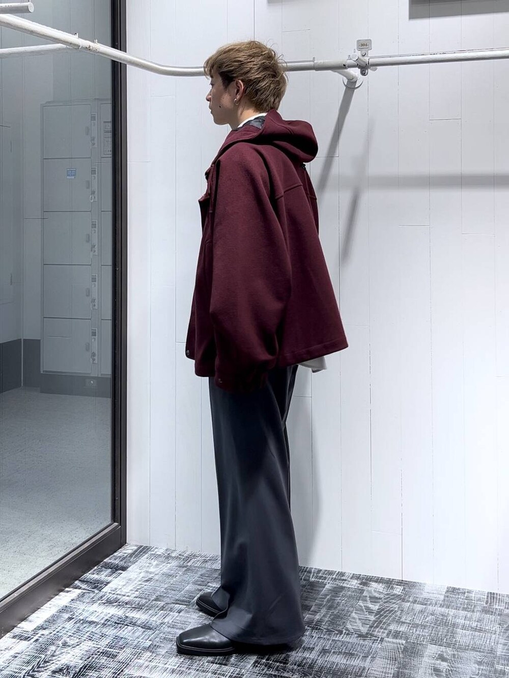 「低身長、きれいめ、モード、オーバーサイズ、HARE、スラックス、ブルゾン、シャツ、ワイドパンツ」｜「HAREの【SET UP対応】TOROMIシシュウシャツ(HARE)（シャツ/ブラウス、ホワイト系）」を使った、HARE     もりたいさん（メンズ・168cm）の秋コーディネートの4枚目の写真