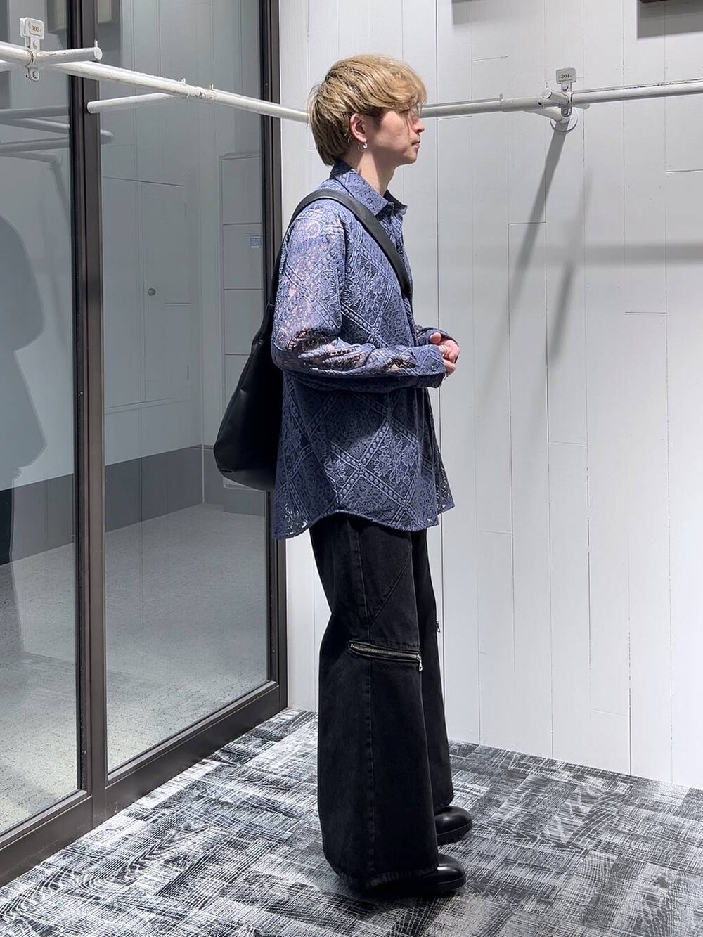 ブラック系のショルダーバッグ、ブラック系のデニムパンツ、ブラック系のドレスシューズを着用したメンズの春コーディネートの4枚目の写真