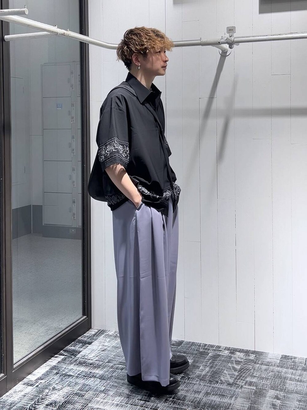 「低身長、きれいめ、オーバーサイズ、HARE、ワイドパンツ、シャツ、モード、モテ、夏コーデ」｜「HAREのMINIクロワッサンショルダーBAG(HARE)（ショルダーバッグ、ブラック系）」を使った、HARE     もりたいさん（メンズ・168cm）の夏コーディネートの2枚目の写真