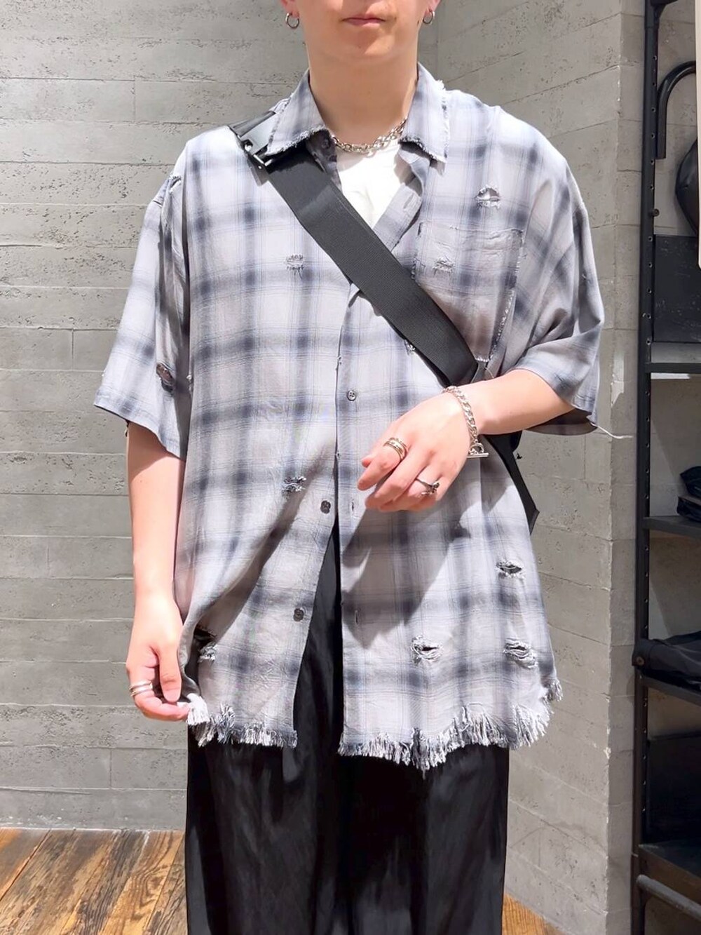 グレー系のシャツ/ブラウス、ブラック系のサンダル、ホワイト系のTシャツ/カットソーを着用したメンズの夏コーディネートの5枚目の写真