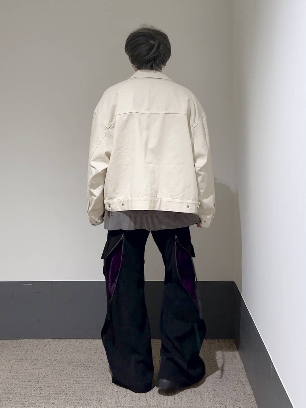 ブラック系のスニーカー、グレー系のニット/セーター、ブラック系のショルダーバッグを着用したメンズの冬コーディネートの3枚目の写真