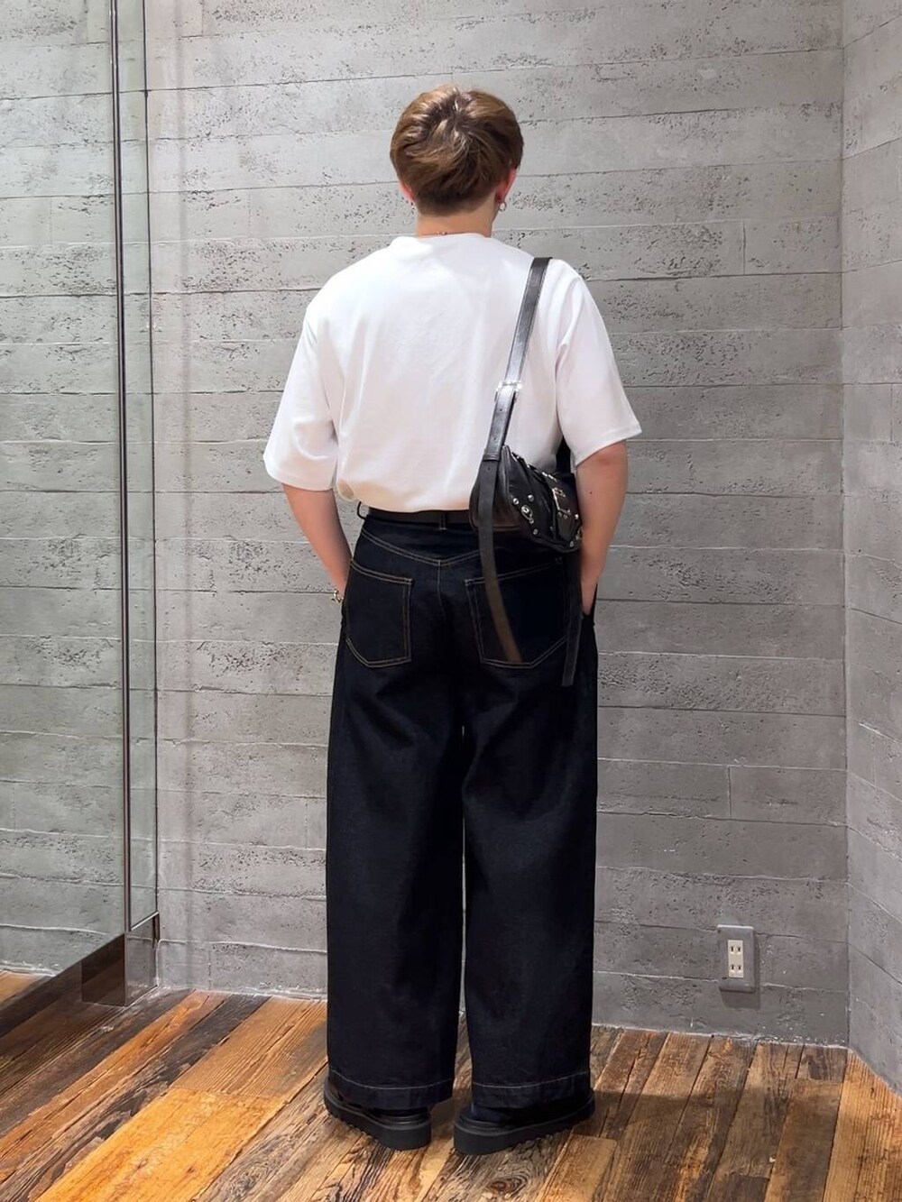 ブラック系のショルダーバッグ、ブラック系のサンダル、ホワイト系のTシャツ/カットソーを着用したメンズの夏コーディネートの3枚目の写真