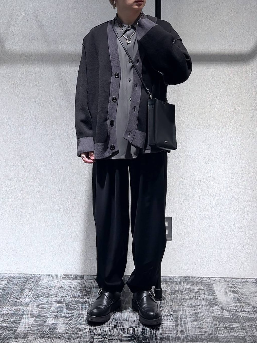グレー系のシャツ/ブラウス、ブラック系のカーディガン/ボレロ、ブラック系のショルダーバッグを着用したメンズの冬コーディネートの2枚目の写真