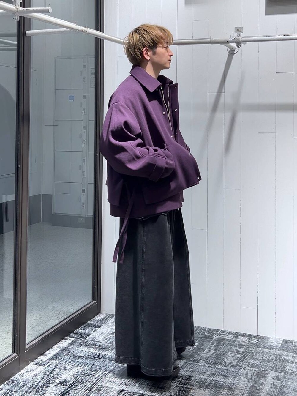 パープル系のブルゾン、ブラック系のスウェットパンツ、ブラック系のニット/セーターを着用したメンズの冬コーディネートの2枚目の写真