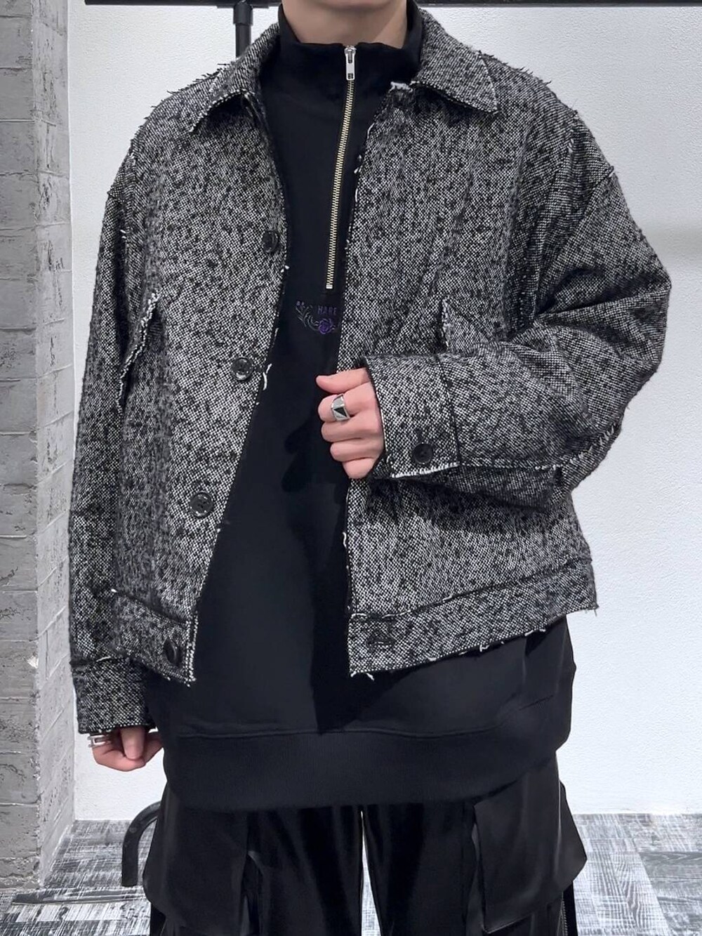 ブラック系のブルゾン、ブラック系のドレスシューズ、ブラック系のスウェットを着用したメンズの冬コーディネートの5枚目の写真