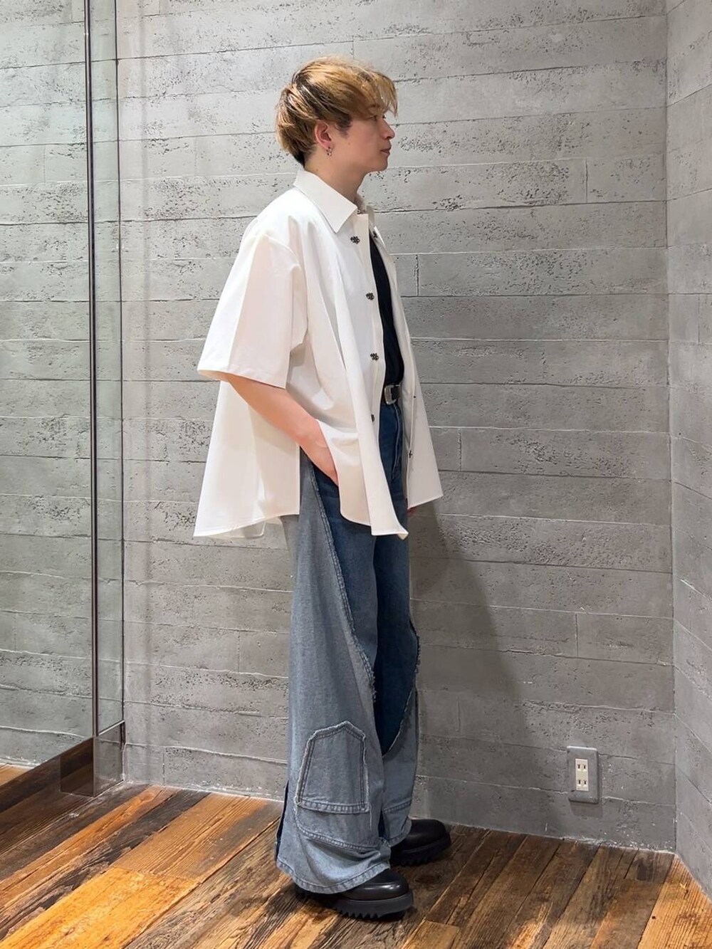 ブラック系のドレスシューズ、ブラック系のTシャツ/カットソー、ホワイト系のシャツ/ブラウスを着用したメンズの夏コーディネートの2枚目の写真