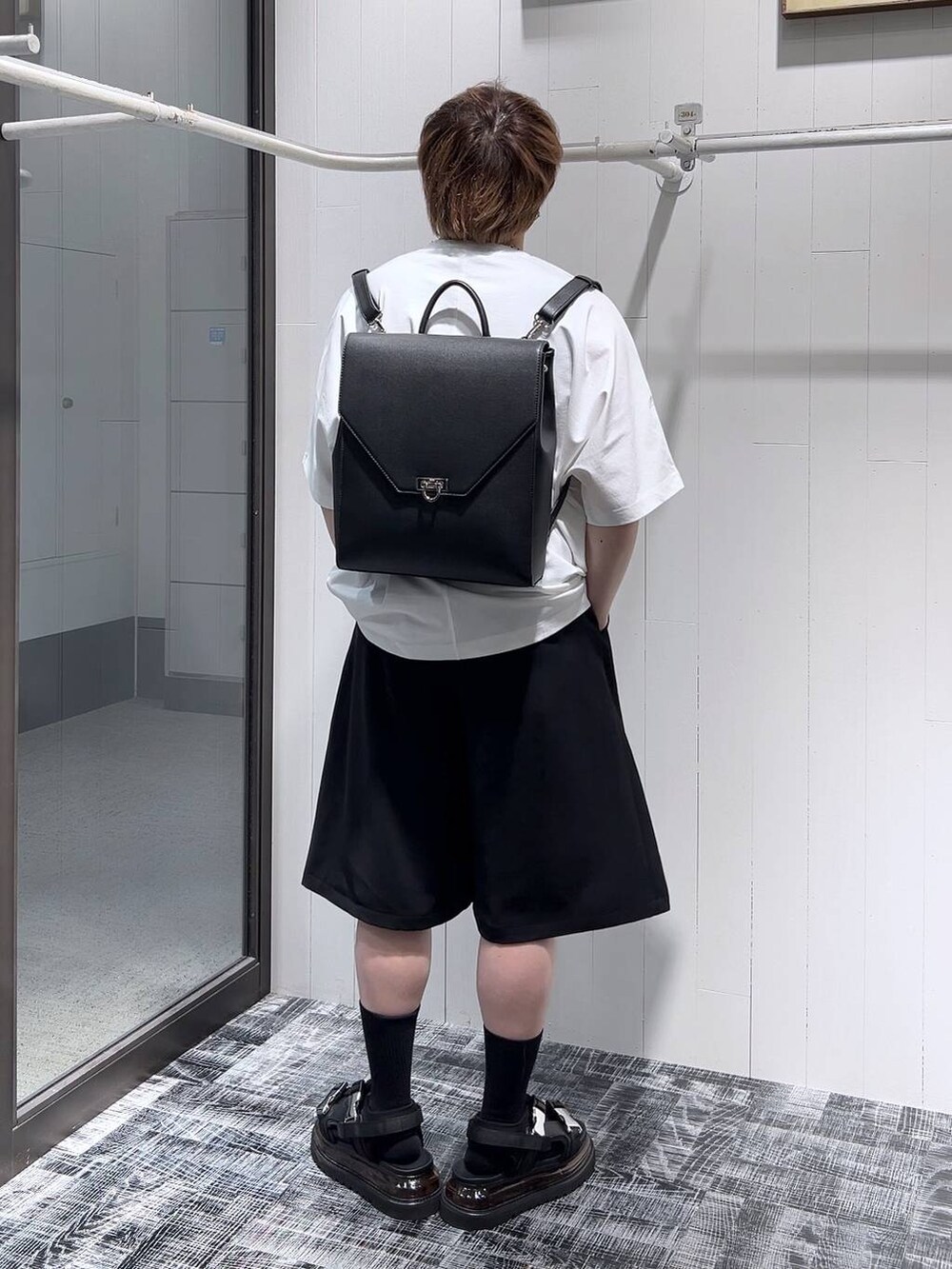 ブラック系のその他パンツ、ホワイト系のTシャツ/カットソー、ブラック系のサンダルを着用したメンズの春コーディネートの4枚目の写真