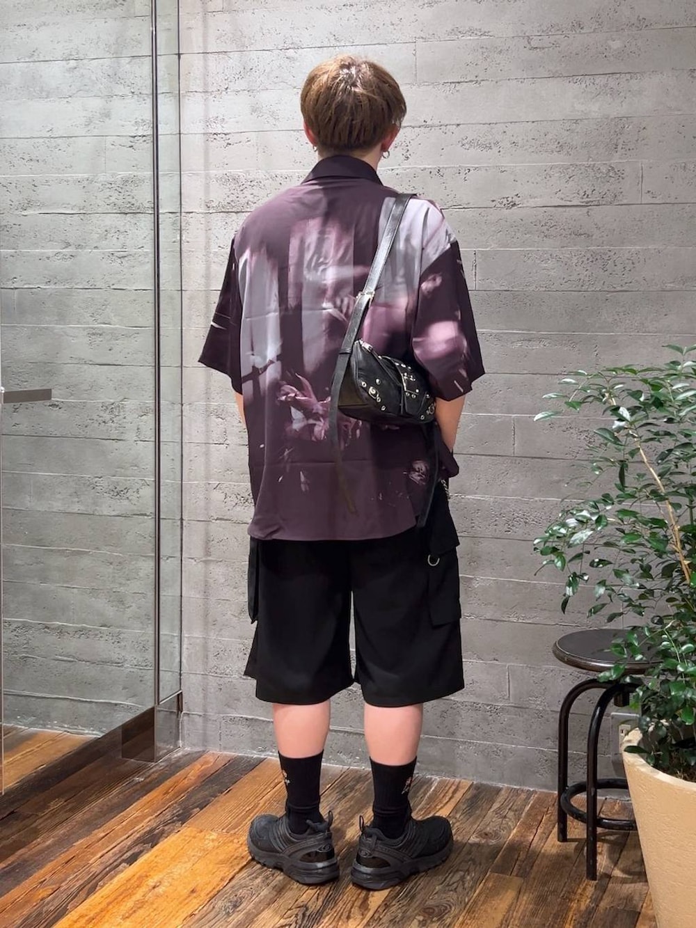 ブラック系のショルダーバッグ、ブラック系のTシャツ/カットソー、ブラック系のカーゴパンツを着用したメンズの夏コーディネートの3枚目の写真