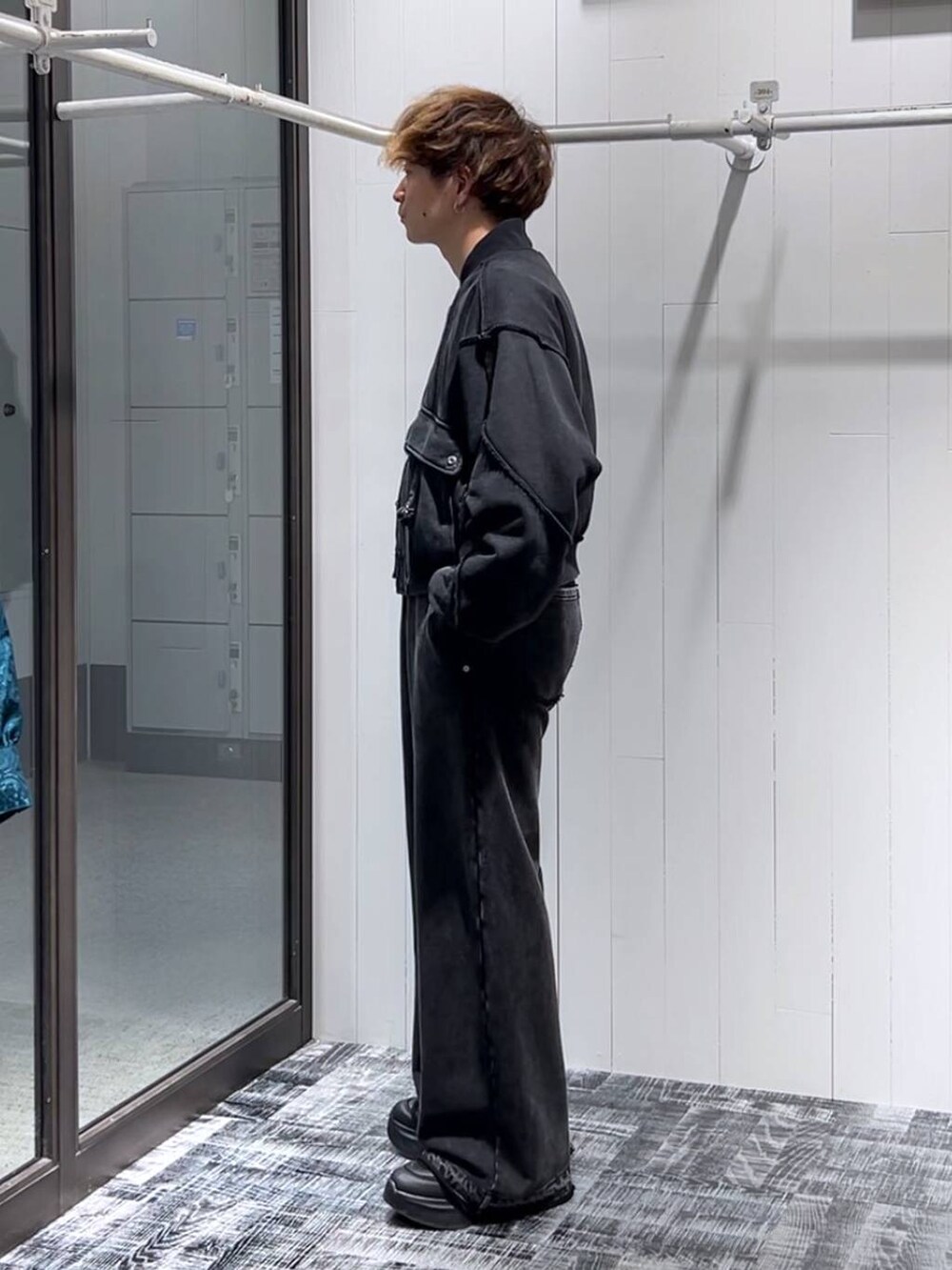 ブラック系のスウェットパンツ、ブラック系のブルゾンを着用したメンズの秋コーディネートの4枚目の写真