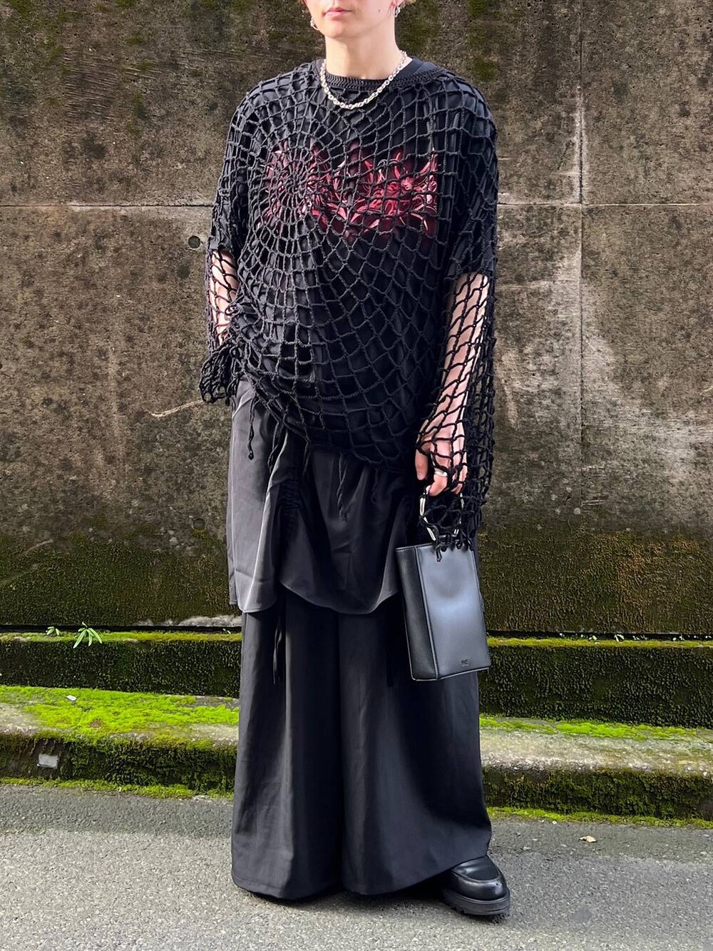 ブラック系のドレスシューズ、ブラック系のショルダーバッグ、ブラック系のTシャツ/カットソーを着用したメンズの夏コーディネートの3枚目の写真