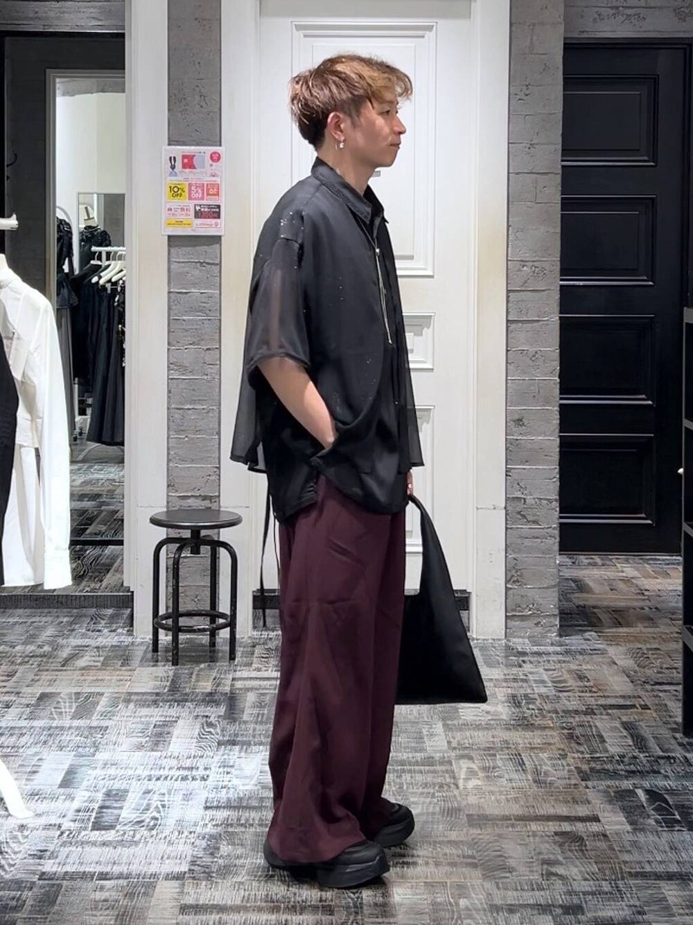 ブラック系のシャツ/ブラウス、ブラック系のスニーカー、ブラック系のトートバッグを着用したメンズの夏コーディネートの2枚目の写真