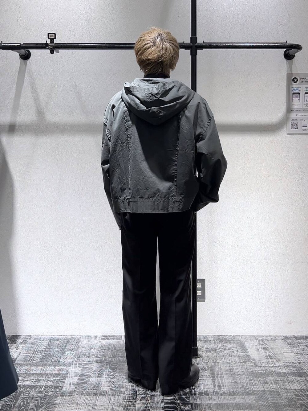 ブラック系のスニーカー、ブラック系のスラックス、グレー系のパーカーを着用したメンズの冬コーディネートの3枚目の写真