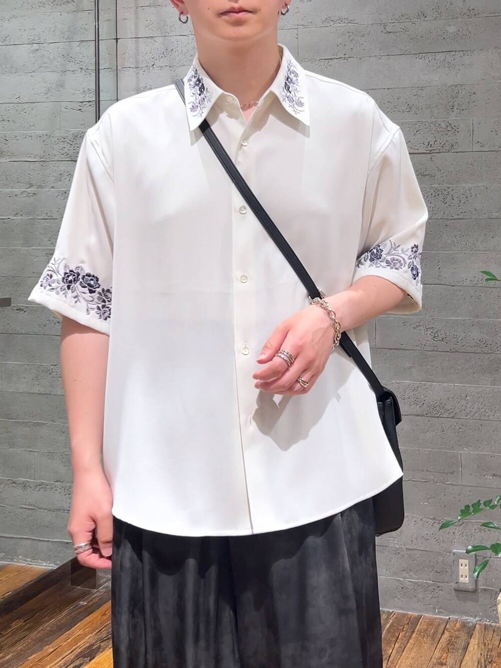 ホワイト系のシャツ/ブラウス、ブラック系のサンダル、グレー系のスラックスを着用したメンズの夏コーディネートの5枚目の写真
