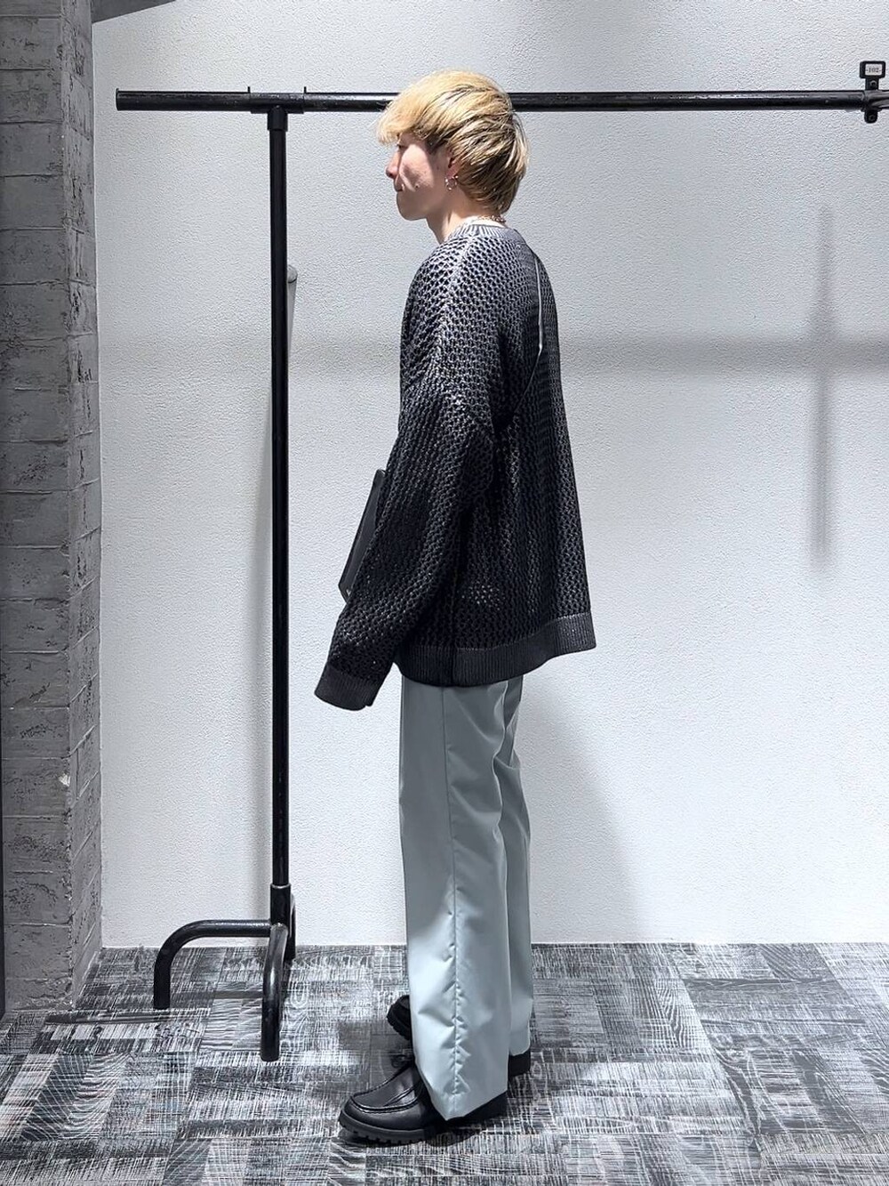 グリーン系のスラックス、ブラック系のTシャツ/カットソー、ブラック系のショルダーバッグを着用したメンズの春コーディネートの2枚目の写真