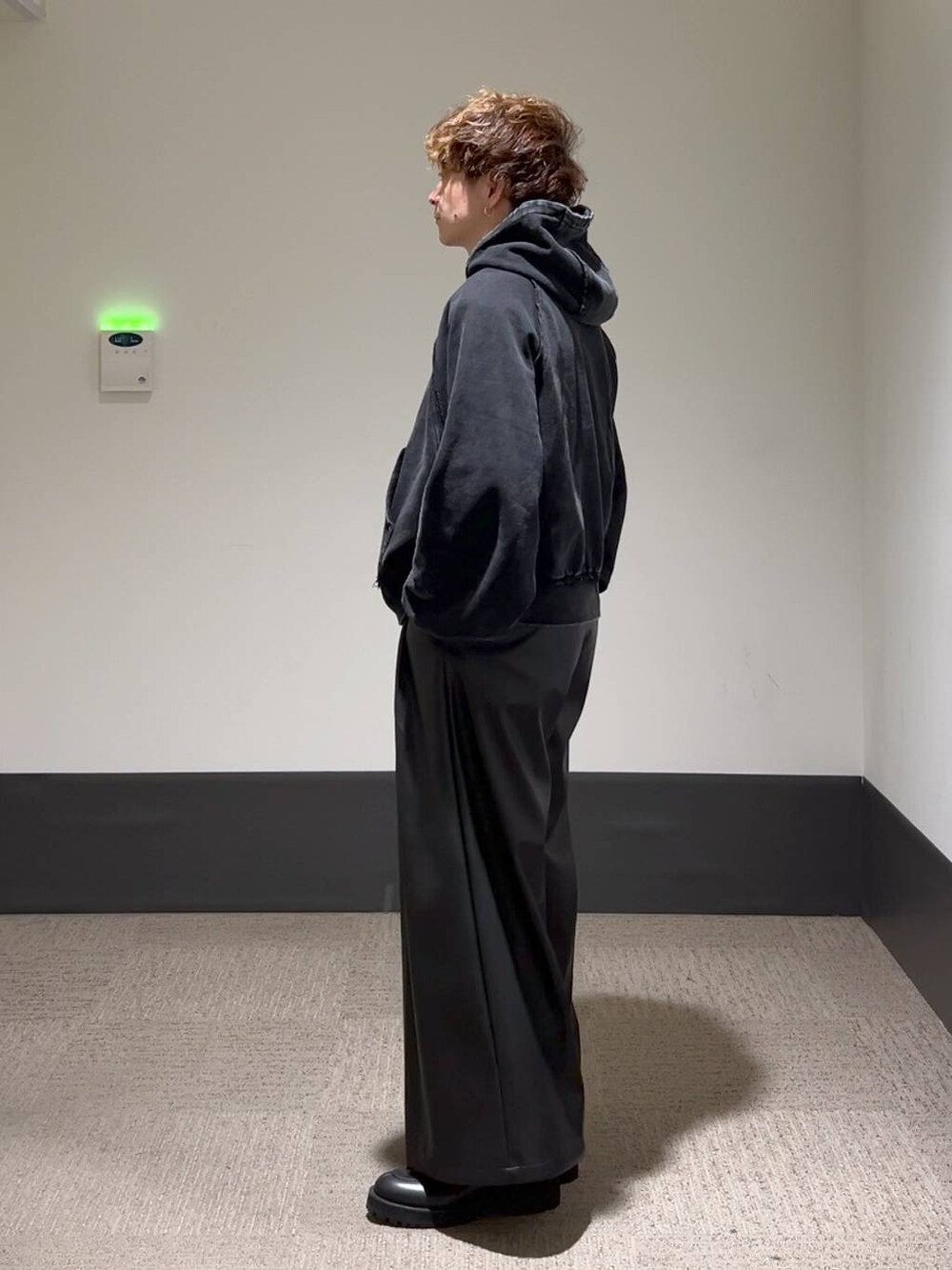 ブラック系のパーカー、ブラック系のその他パンツ、シルバー系のピアス（片耳用）を着用したメンズの秋コーディネートの4枚目の写真