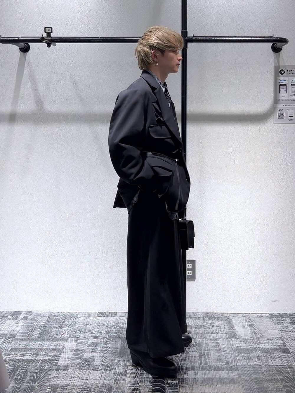 ブラック系のテーラードジャケット、ブラック系のショルダーバッグ、ブラック系のスラックスを着用したメンズの冬コーディネートの3枚目の写真