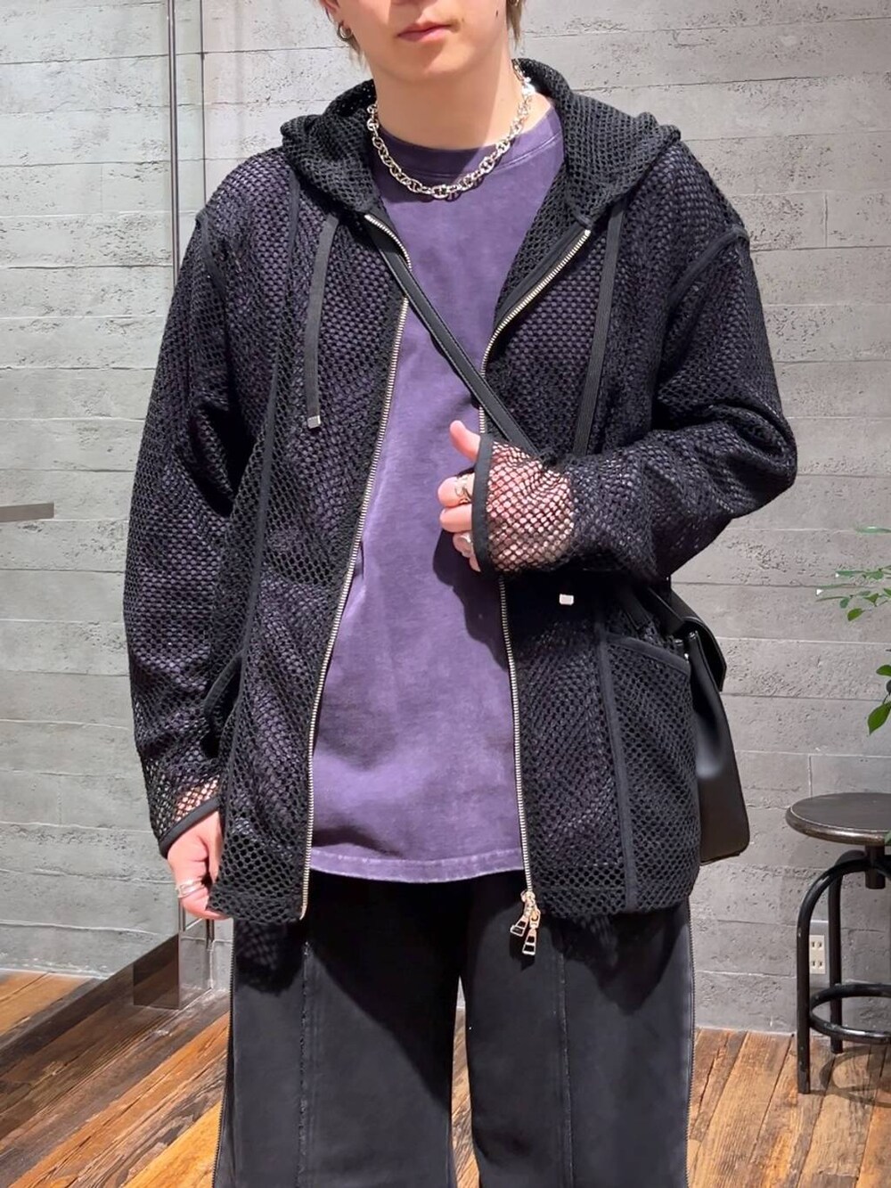 「低身長、きれいめ、モード、オーバーサイズ、HARE、スウェットパンツ、ワイドパンツ、パーカー、Tシャツ」|「HAREのVINTAGEライクプリントカットソー(HARE)(Tシャツ/カットソー、パープル系)」を使った、HARE もりたいさん(メンズ・168cm)の春コーディネートの5枚目の写真