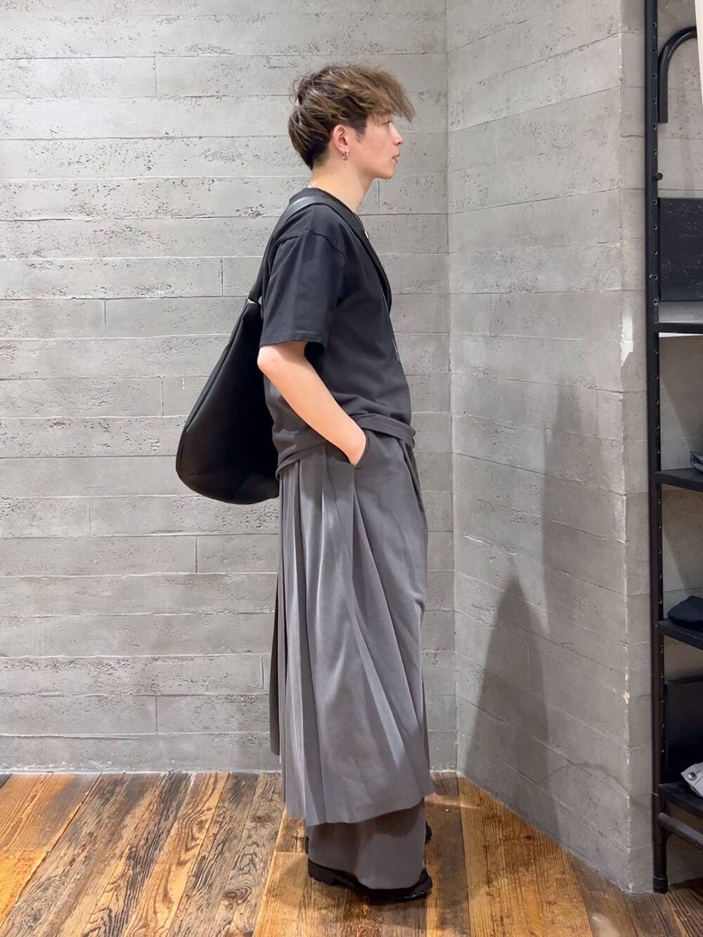 ブラック系のスニーカー、ブラック系のショルダーバッグ、ブラック系のTシャツ/カットソーを着用したメンズの夏コーディネートの2枚目の写真