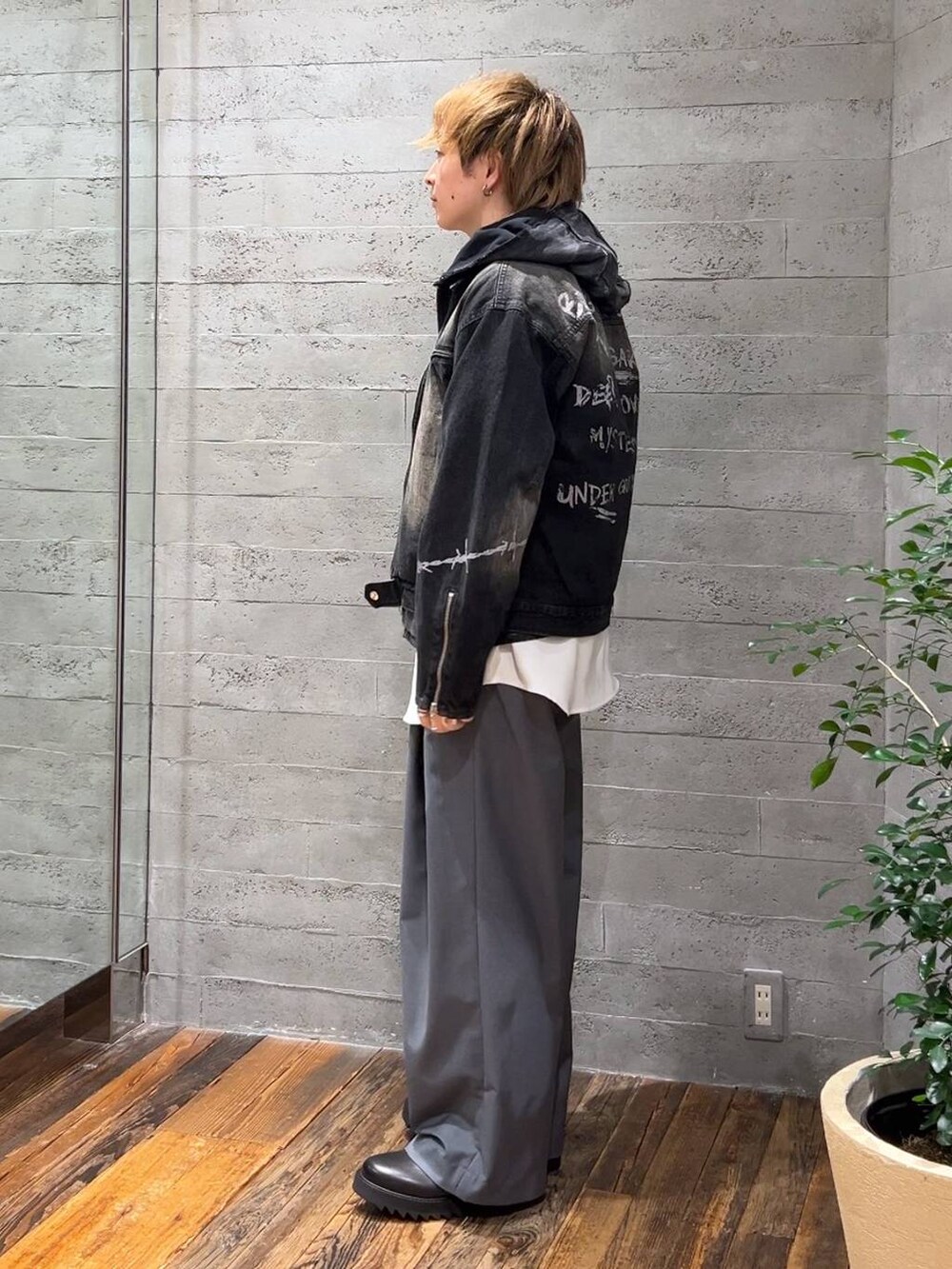 ホワイト系のシャツ/ブラウス、ブラック系のブルゾン、ブラック系のドレスシューズを着用したメンズの春コーディネートの4枚目の写真