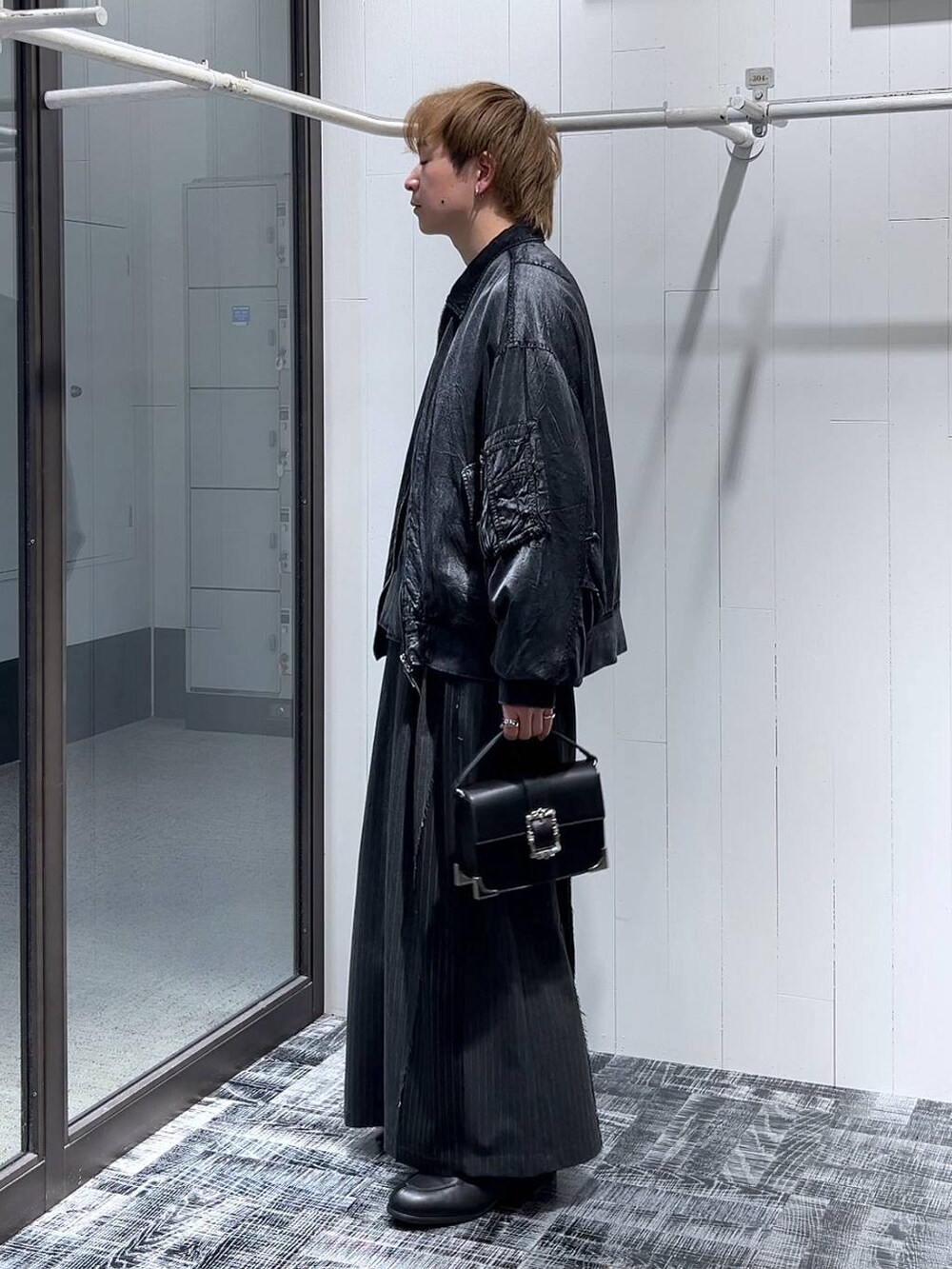 ブラック系のショルダーバッグ、ブラック系のその他パンツ、ブラック系のドレスシューズを着用したメンズの冬コーディネートの4枚目の写真
