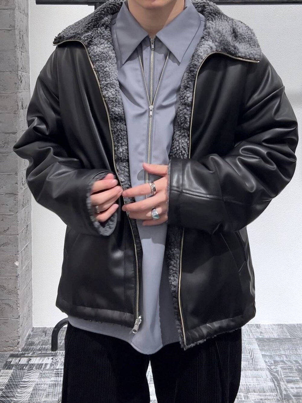 ブラック系のドレスシューズ、パープル系のブルゾン、グレー系のシャツ/ブラウスを着用したメンズの秋コーディネートの5枚目の写真