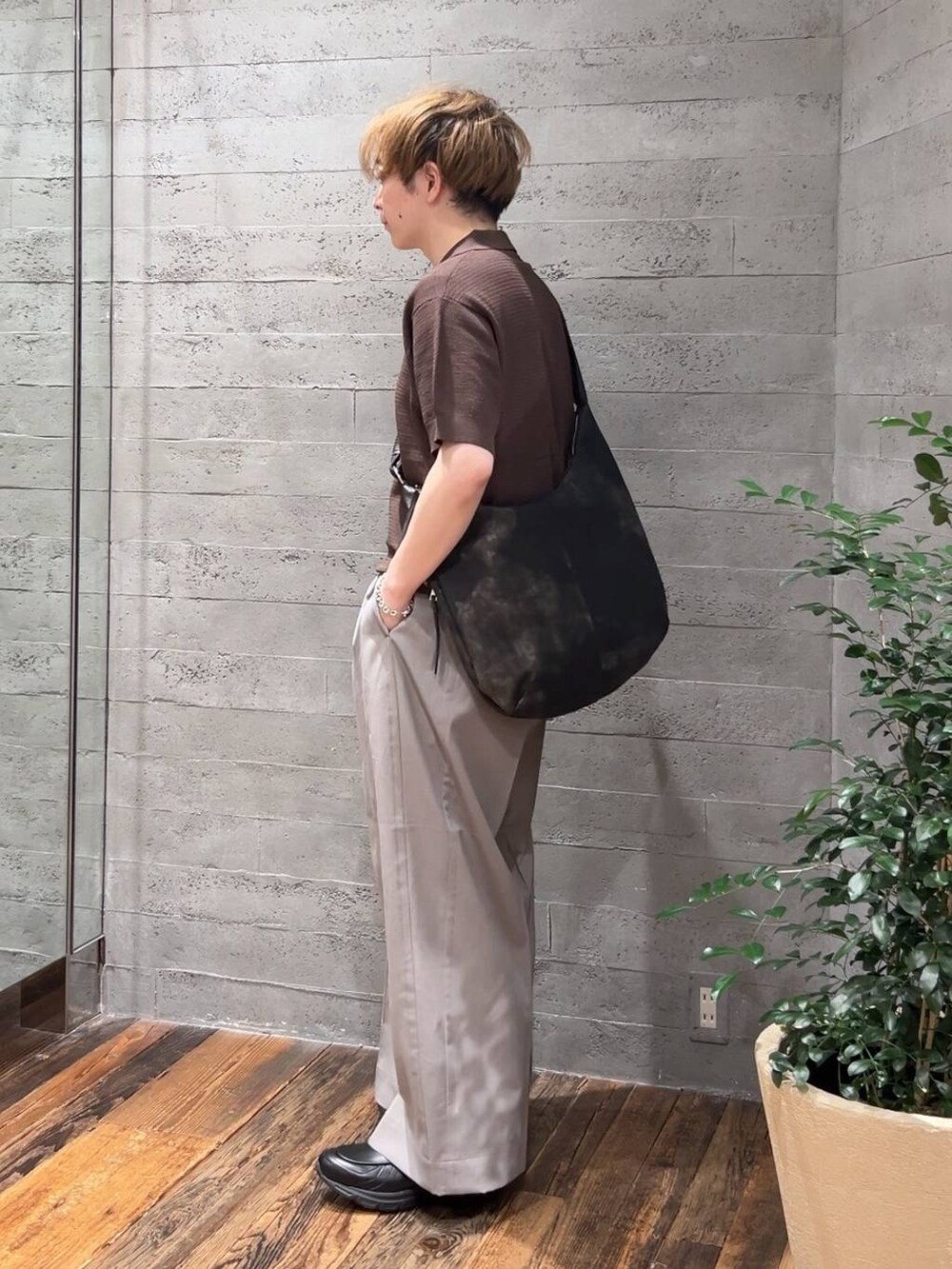 ブラック系のローファー、グレー系のショルダーバッグ、グレー系のスラックスを着用したメンズの夏コーディネートの4枚目の写真