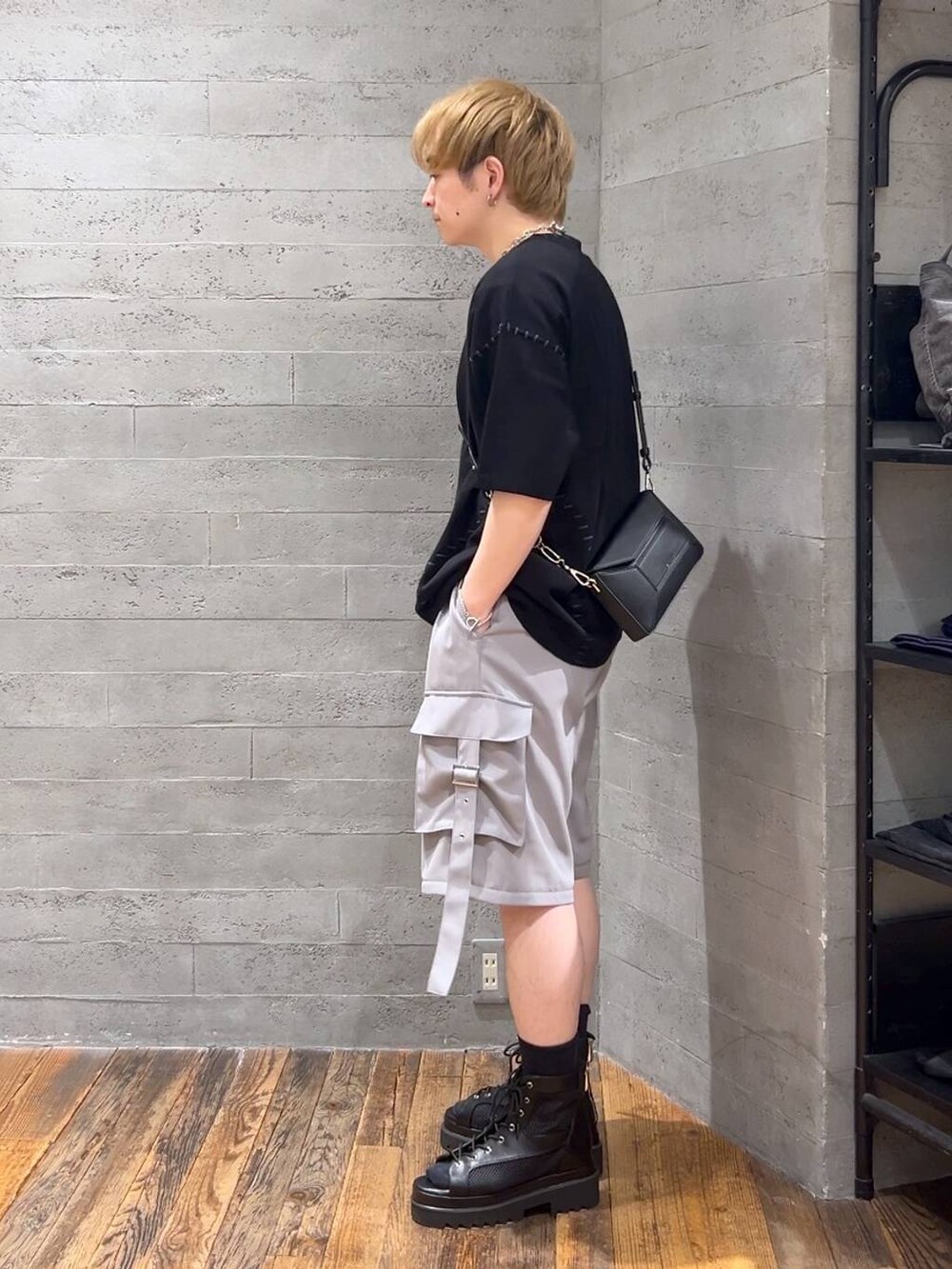 ブラック系のショルダーバッグ、ブラック系のサンダル、グレー系のカーゴパンツを着用したメンズの春コーディネートの4枚目の写真