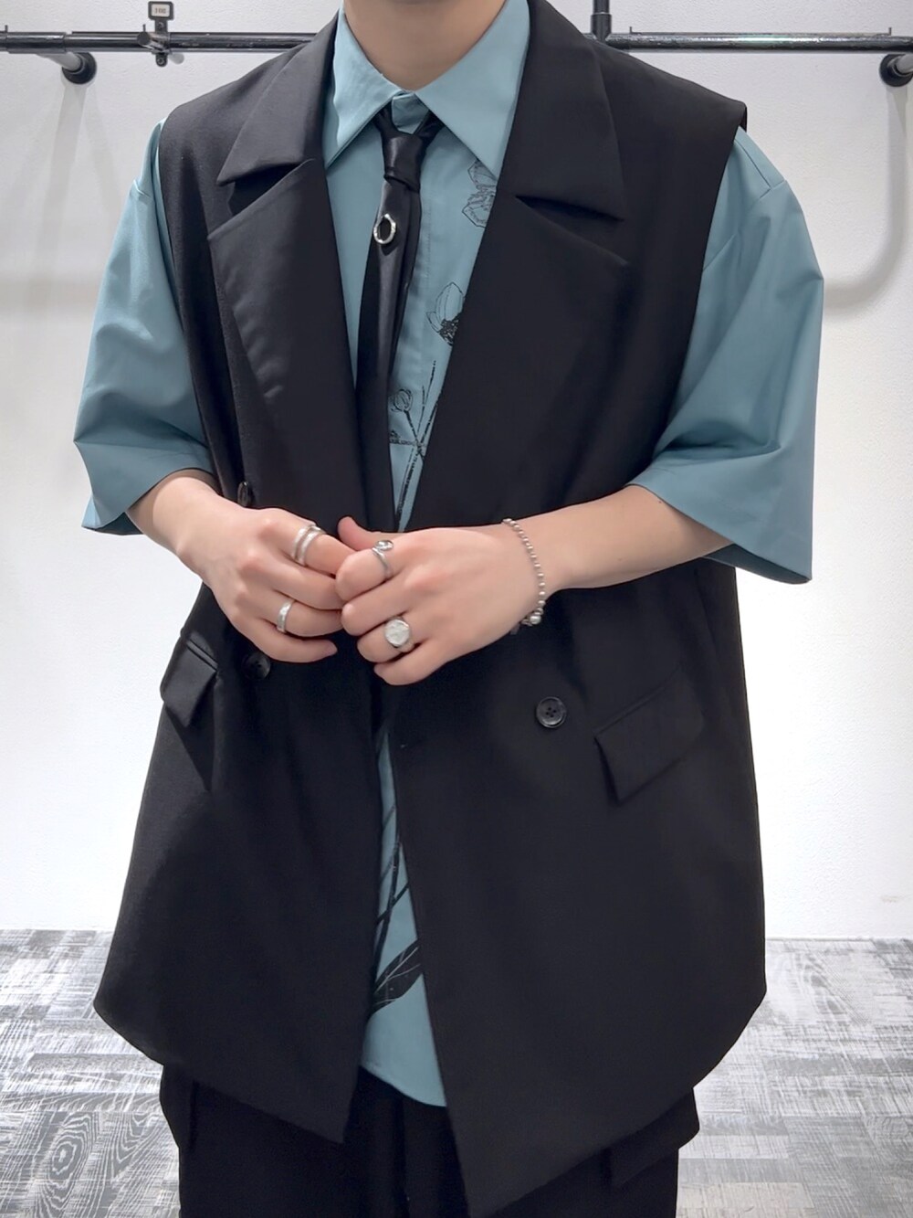 ブラック系のその他アウター、ブルー系のシャツ/ブラウス、ブラック系のカーゴパンツを着用したメンズの春コーディネートの2枚目の写真