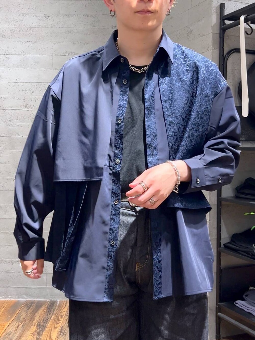 ブラック系のTシャツ/カットソー、ブルー系のデニムパンツ、ブルー系のシャツ/ブラウスを着用したメンズの夏コーディネートの5枚目の写真