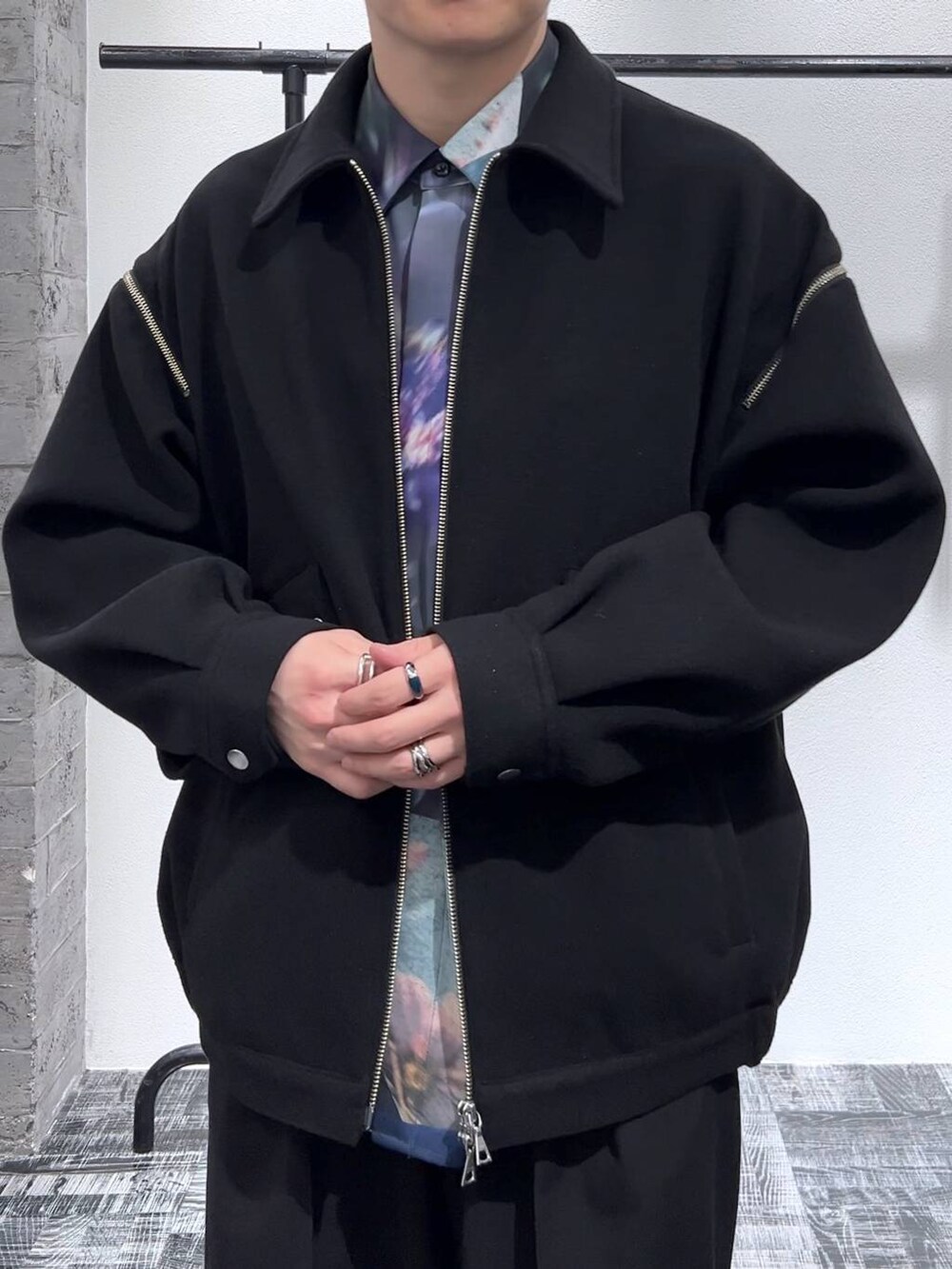 ブラック系のブルゾン、ブラック系のブーツ、ブルー系のシャツ/ブラウスを着用したメンズの冬コーディネートの5枚目の写真