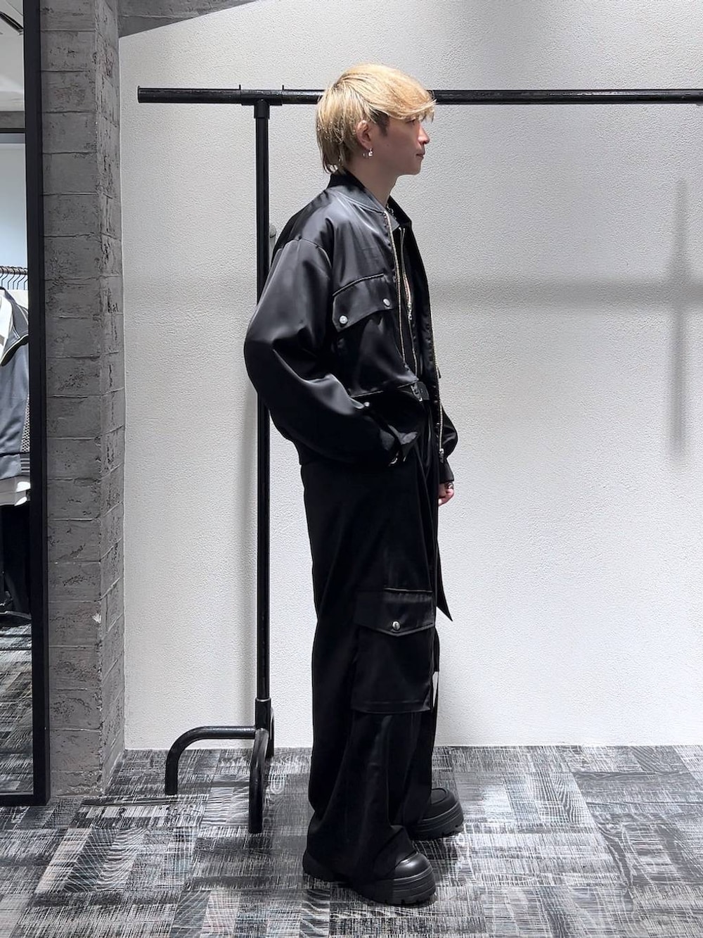 ブラック系のスニーカー、ブラック系のつなぎ/オールインワン、シルバー系のブレスレットを着用したメンズの春コーディネートの3枚目の写真