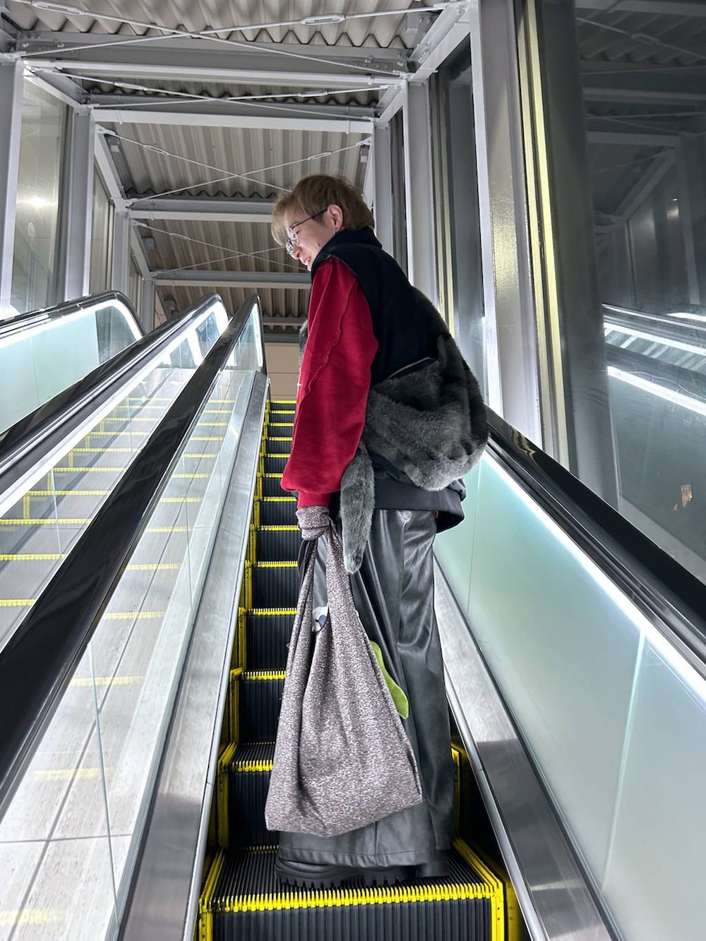 ブラック系のブルゾン、ブラック系のその他パンツ、シルバー系のトートバッグを着用したメンズの冬コーディネートの3枚目の写真