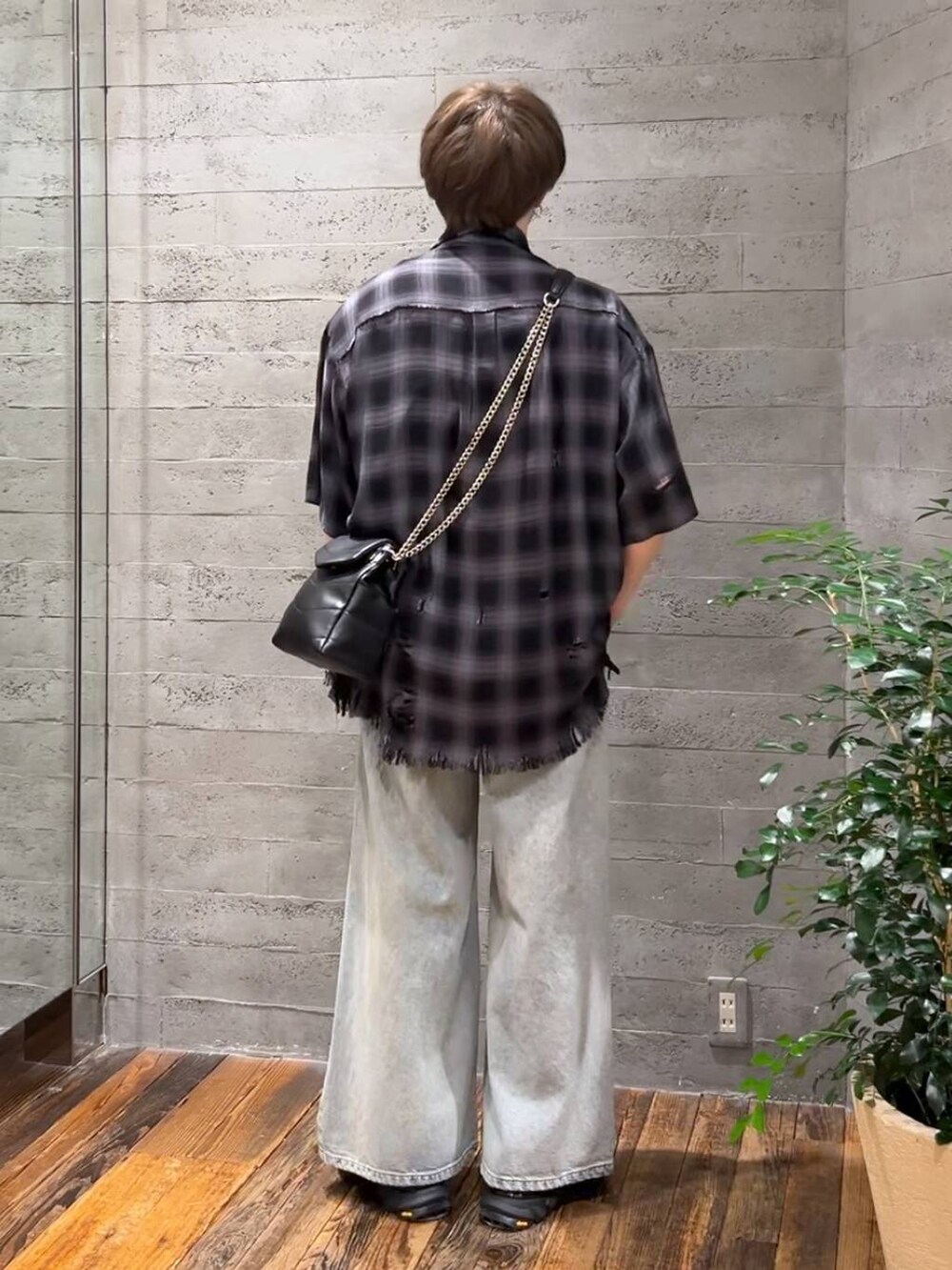 ブラック系のシャツ/ブラウス、ブラック系のショルダーバッグ、ブラック系のサンダルを着用したメンズの春コーディネートの3枚目の写真