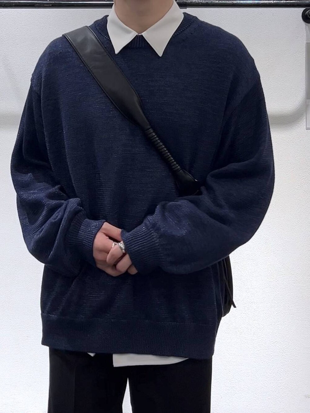 ホワイト系のシャツ/ブラウス、ブラック系のスラックス、ブラック系のドレスシューズを着用したメンズの冬コーディネートの5枚目の写真